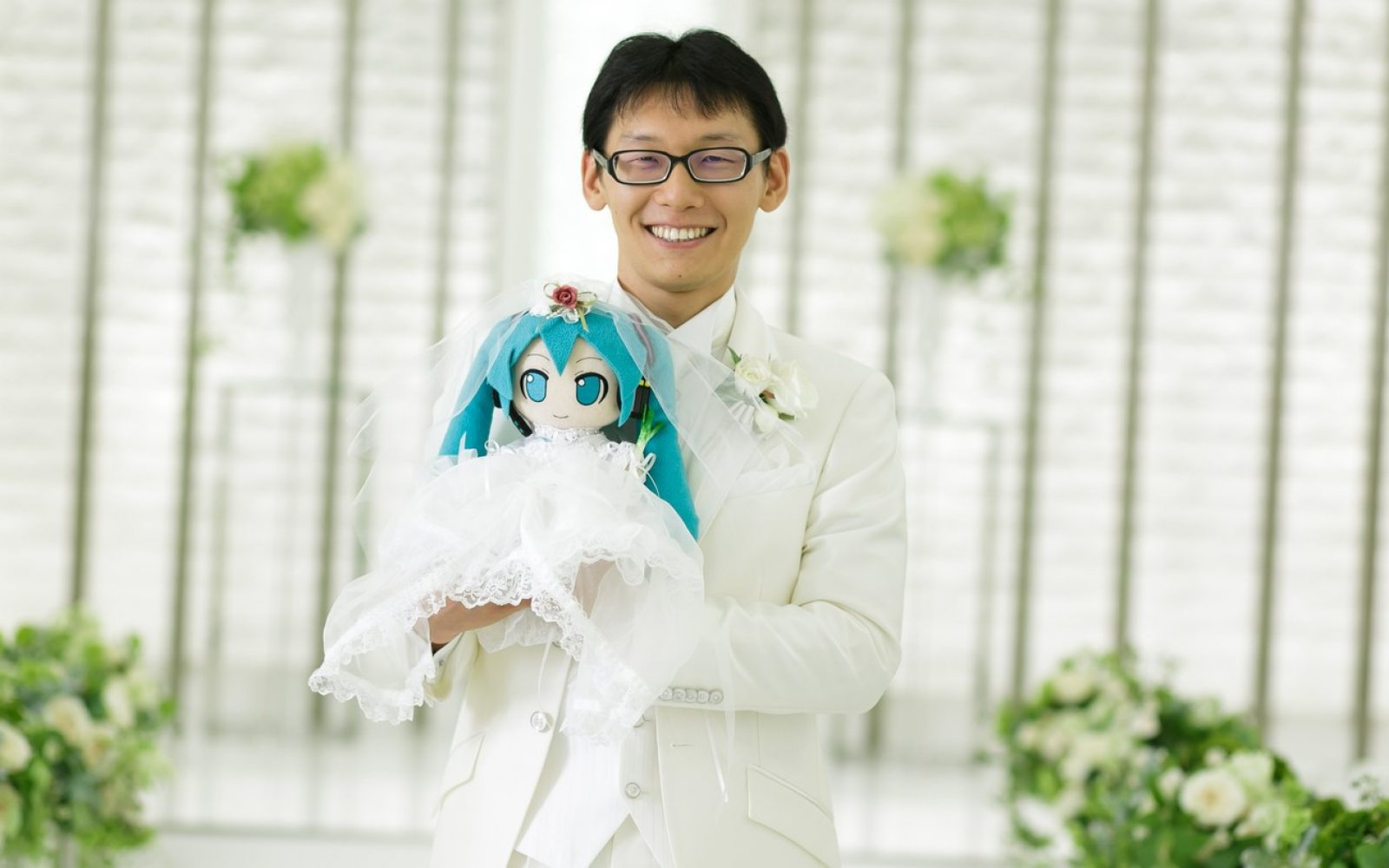 Fiktoseksualni moški ima zakonske težave s hologramsko nevesto