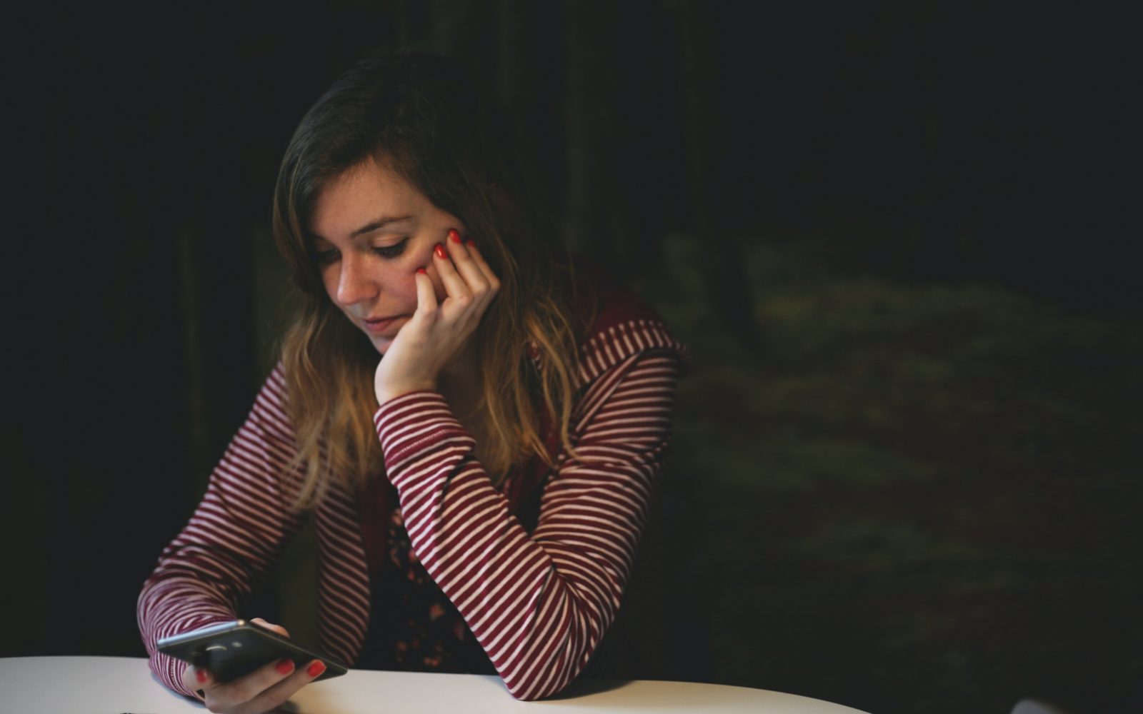 ženska, telefon, osamljenost, žalost, samota