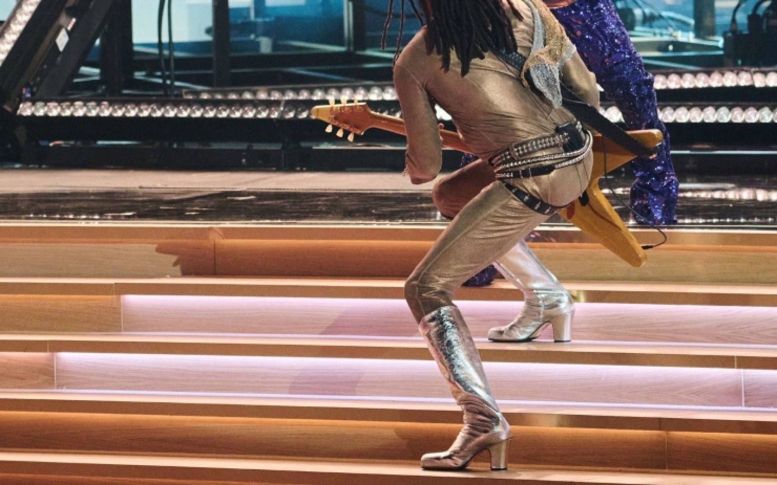 Zvezdnik kar sam oblikoval škornje s peto za nastop