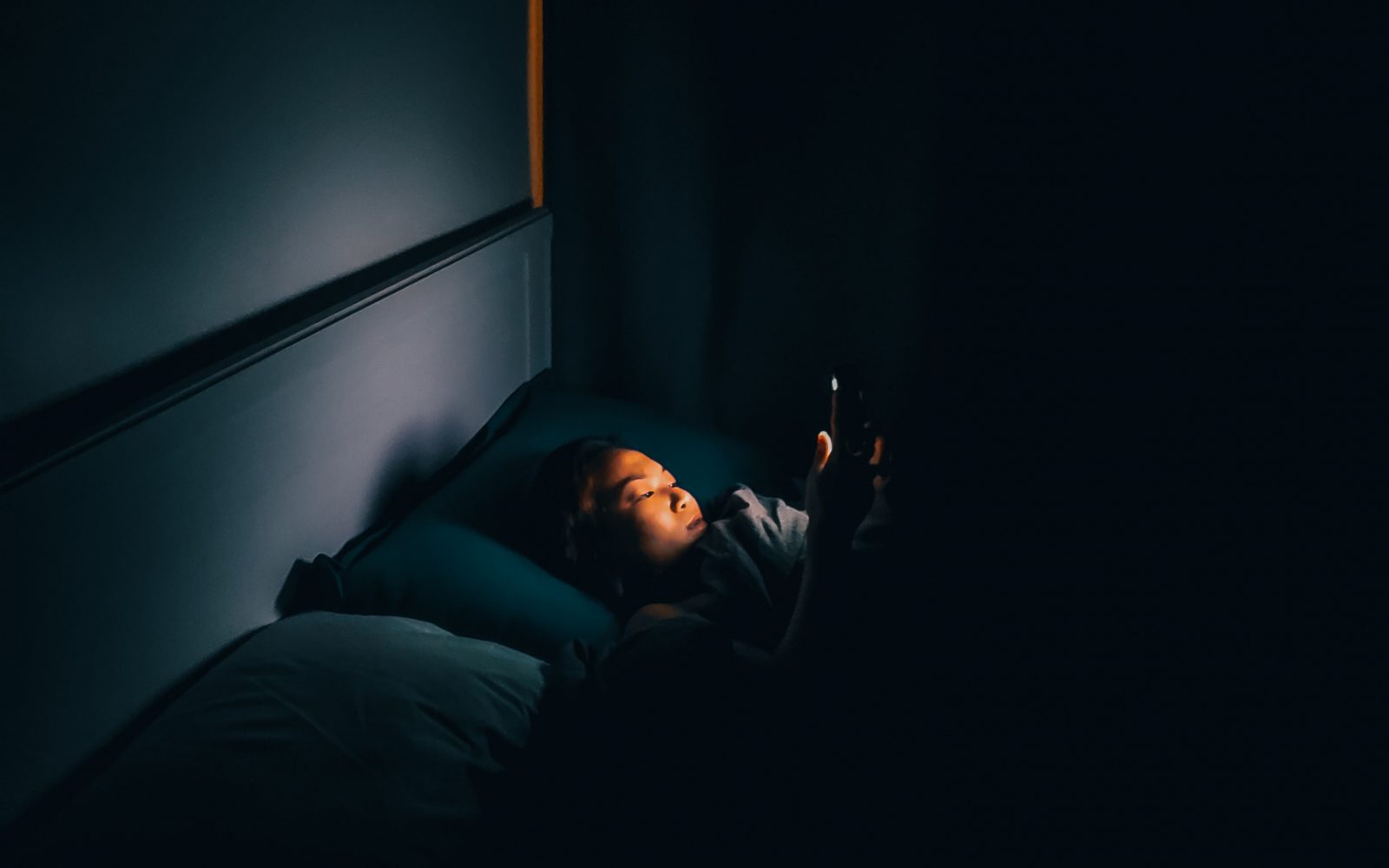 modra svetloba, tema, spanje