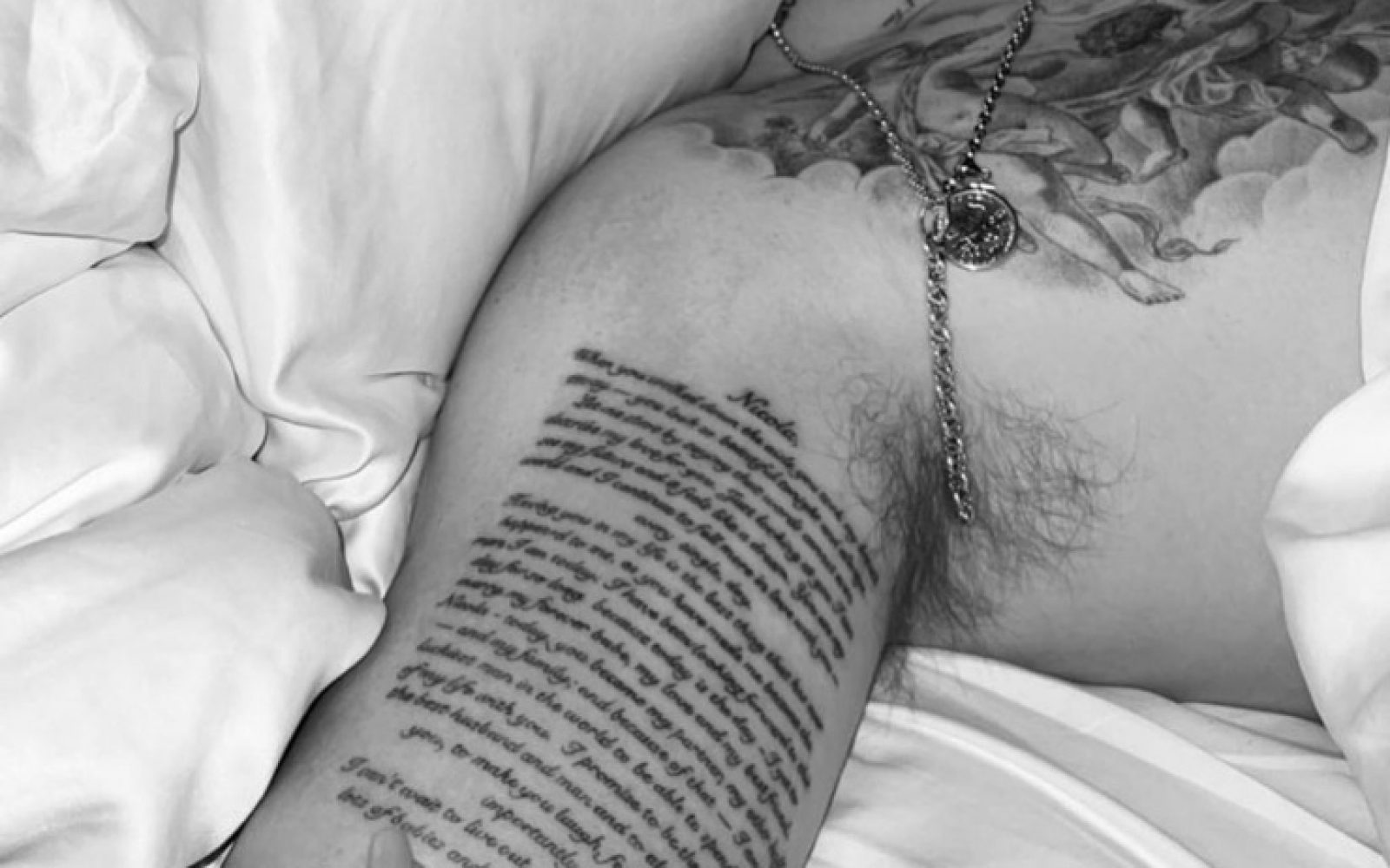 Romantično ali pretirano? Na roko si je vtetoviral poročno zaobljubo.