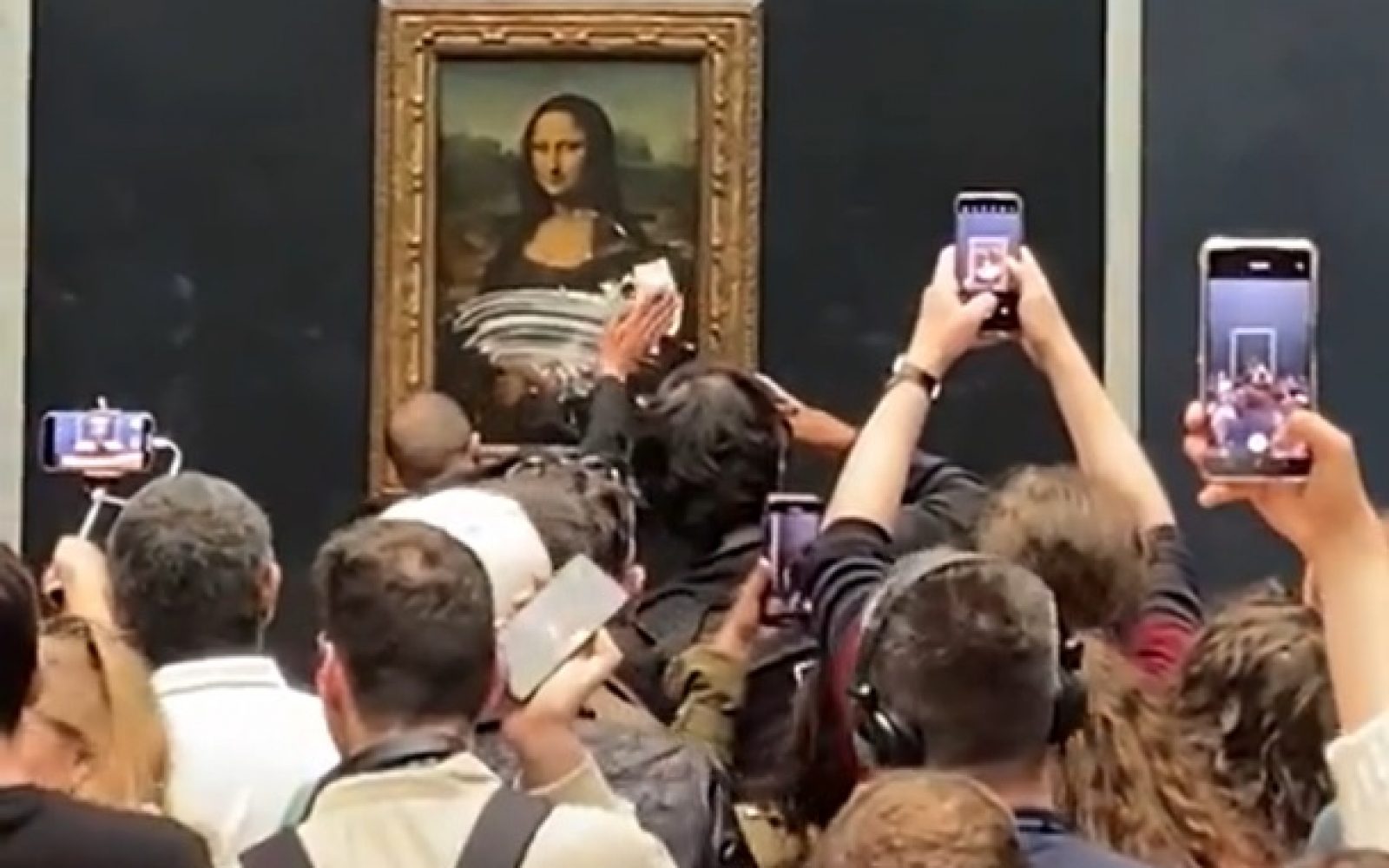 Moški, zakrinkan v starko, napadel najslavnejšo sliko na svetu