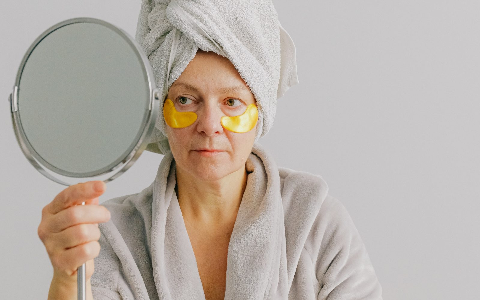 woman, mirror, wrinkles,