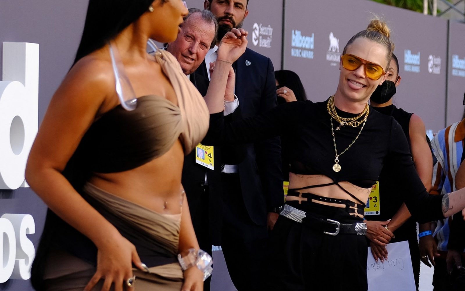 Nenavadno vedenje manekenke buri duhove – le kaj se dogaja z njo?