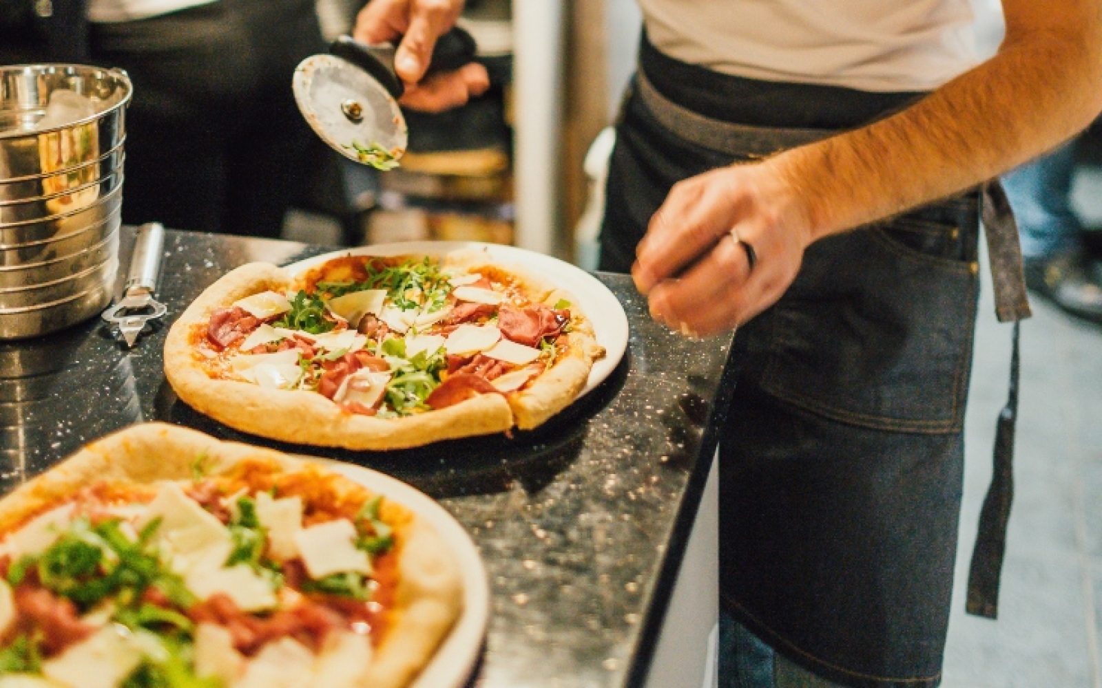 Nekdanji manager formule 1 po novem prodaja pice za 65 evrov