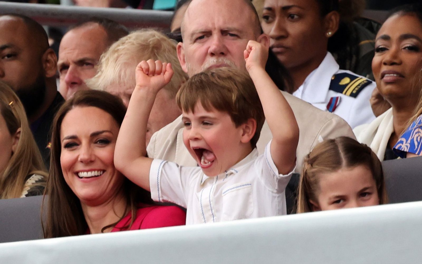 Mali princ Louis s kazanjem jezika zasenčil kraljico