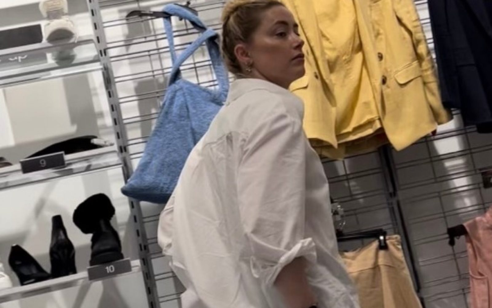“Revno” Amber Heard opazili v trgovini s poceni oblačili