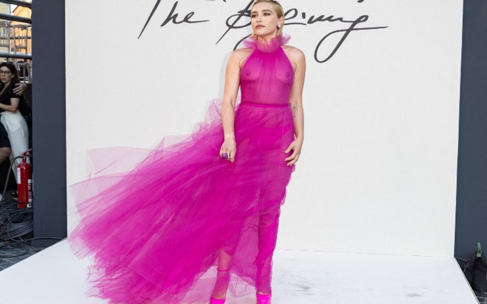 Florence Pugh se sprašuje, zakaj se moški tako bojijo prsi