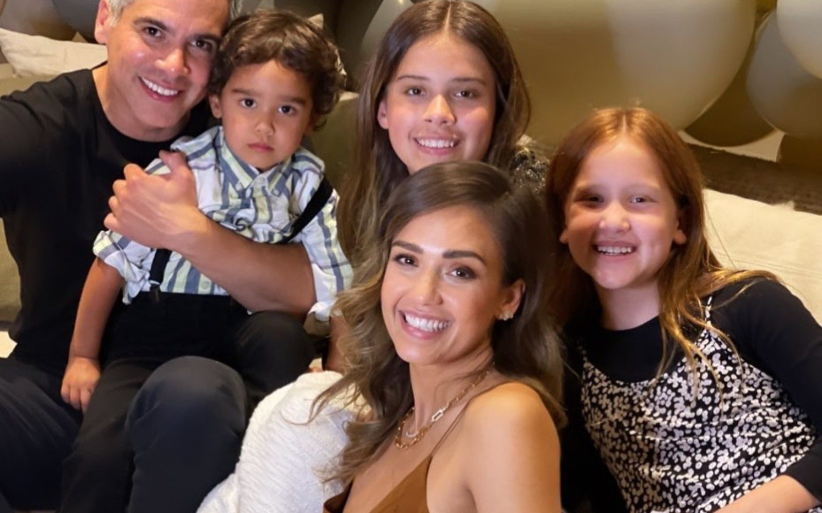 Kaj je družinska terapija in zakaj nanjo prisega Jessica Alba?