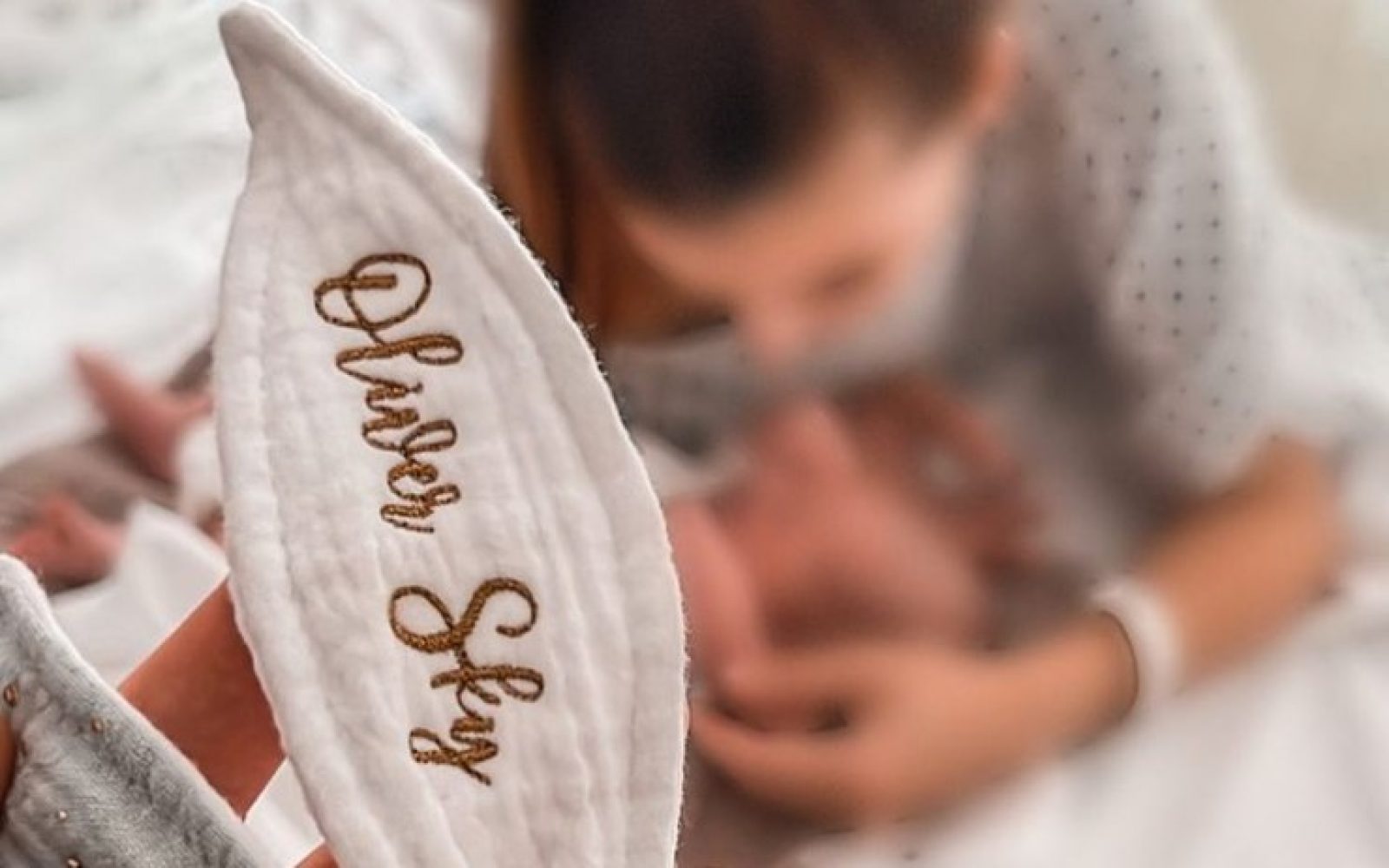 Priljubljena slovenska vplivnica povila prvega otroka