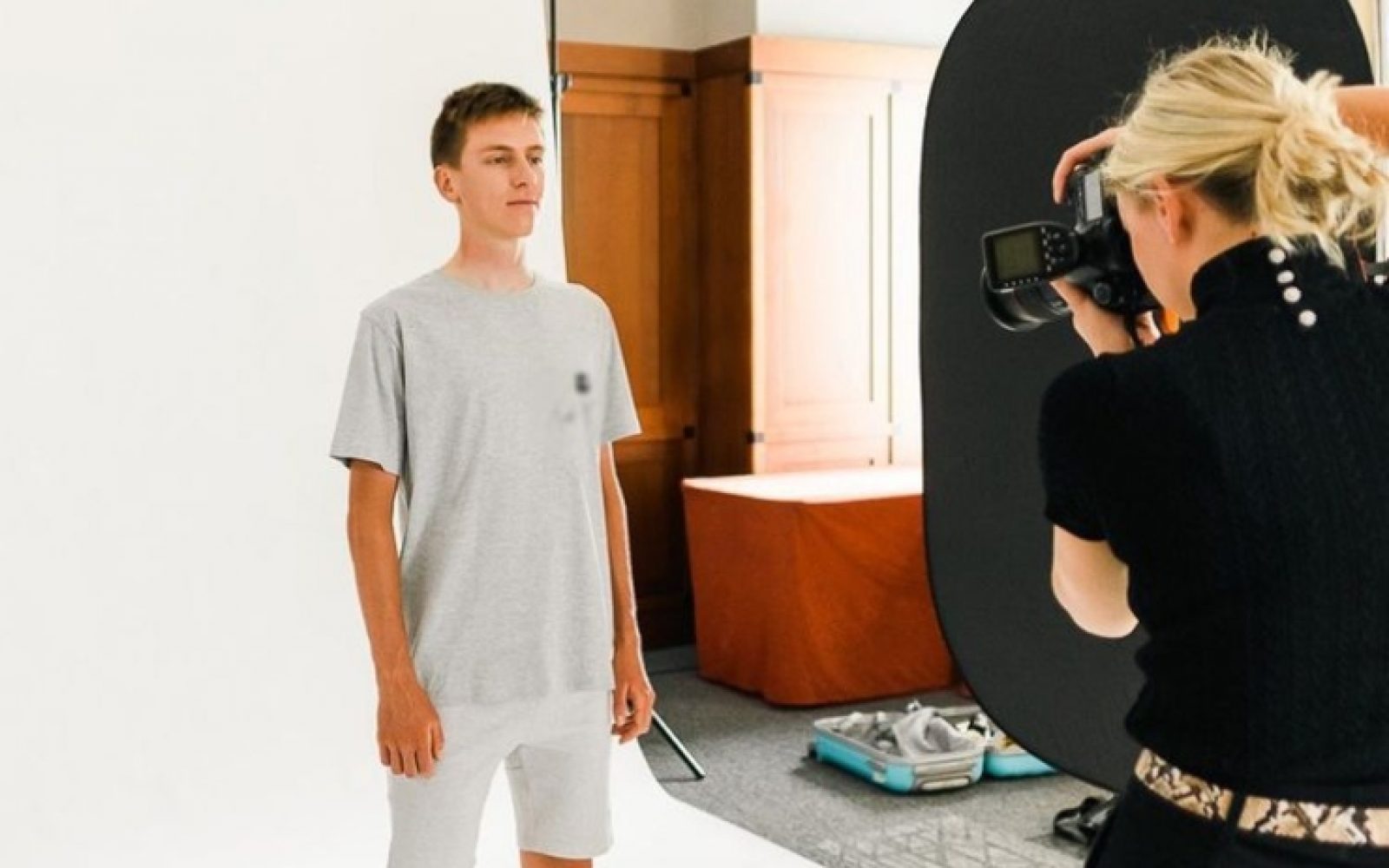 Je Tadej Pogačar svoj modni navdih našel pri Kobeju in Rafaelu?