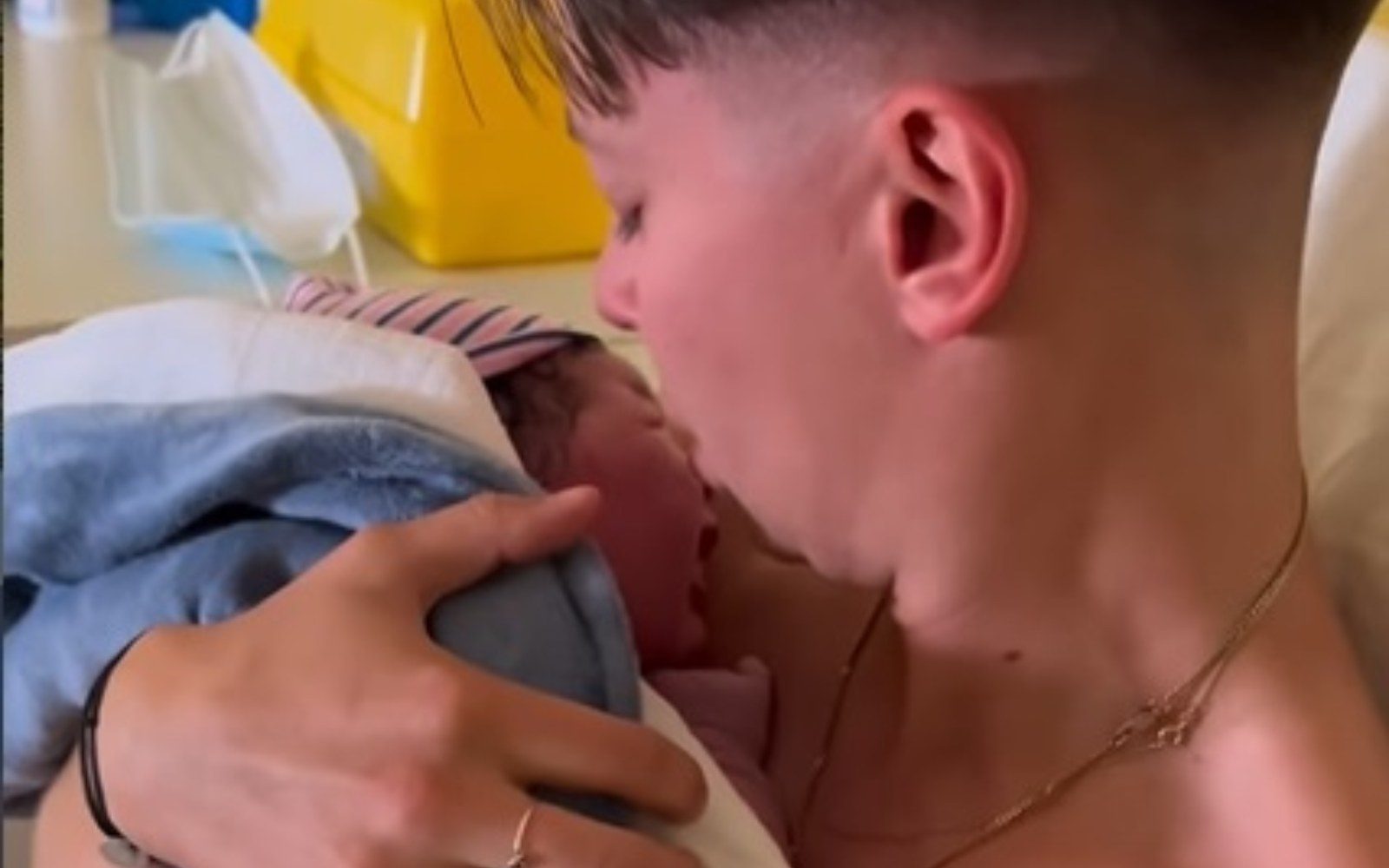 Vplivnica o novorojeni hčerki: Nisem se počutila povezana z njo