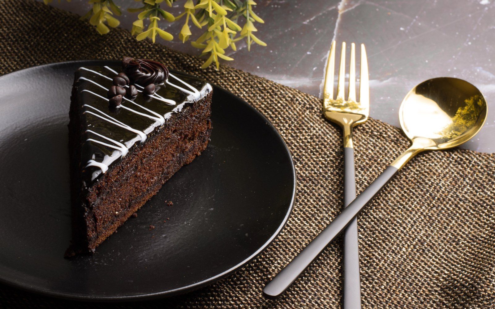 Ekspresni užitek: torta s čokolado in sirom brez peke