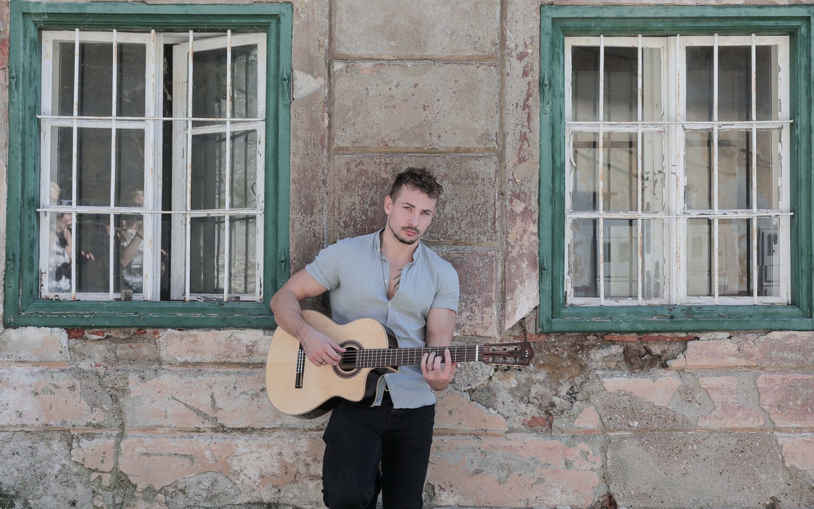 Žan Serčič: “Včasih me kakšna oboževalka zgrabi za rit”