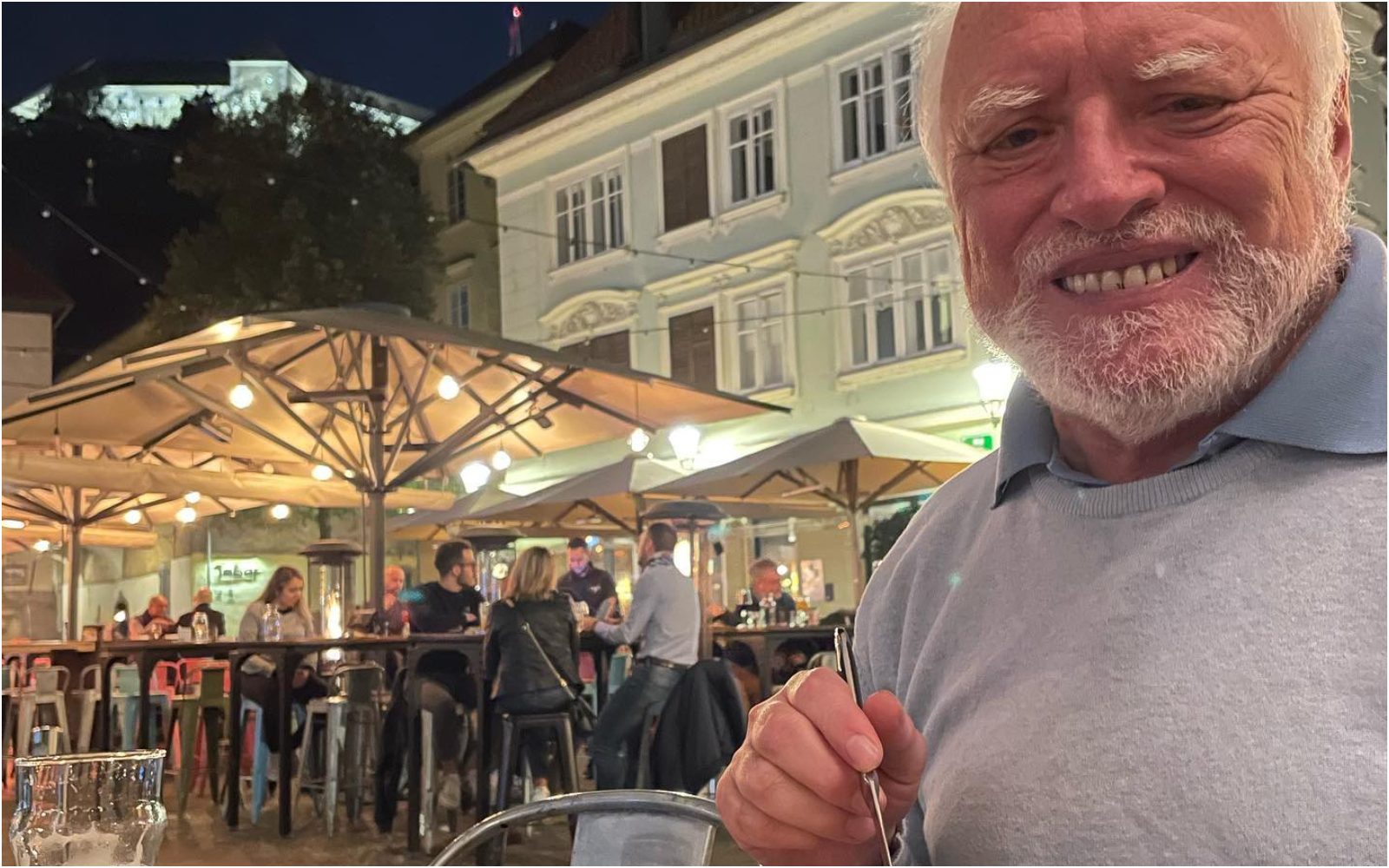 Moški, ki je zaslovel kot “meme”, te dni dopustuje v Ljubljani!