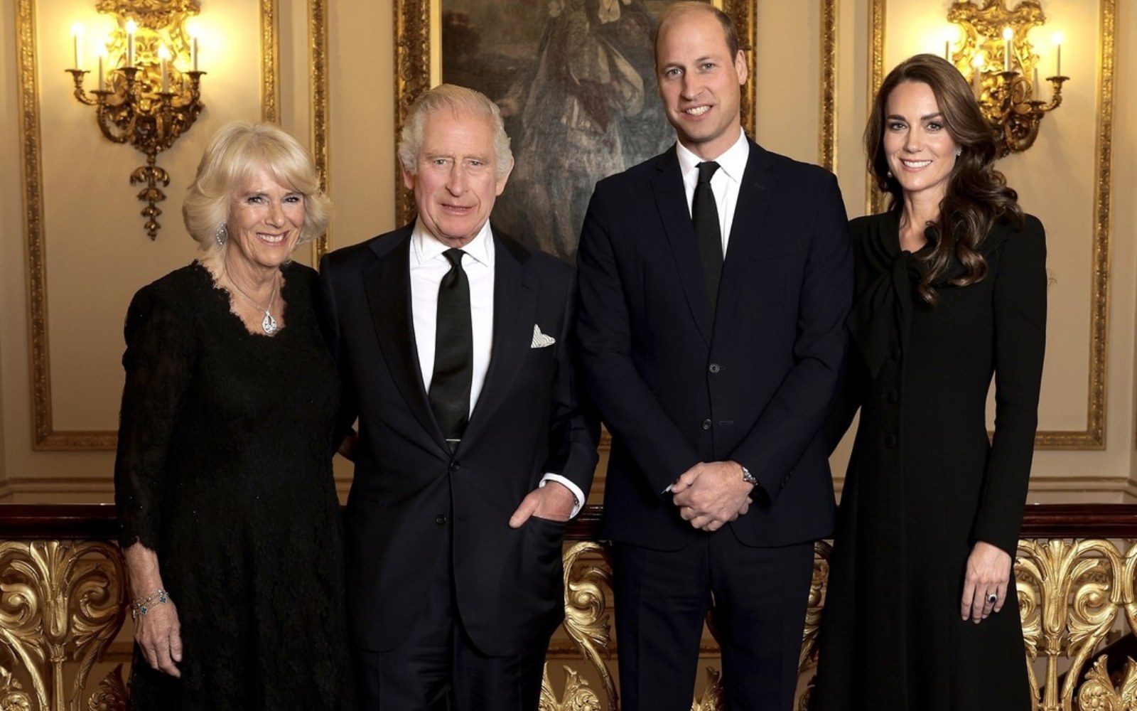 Z novim portretom dokončno izključili Harryja in Meghan?