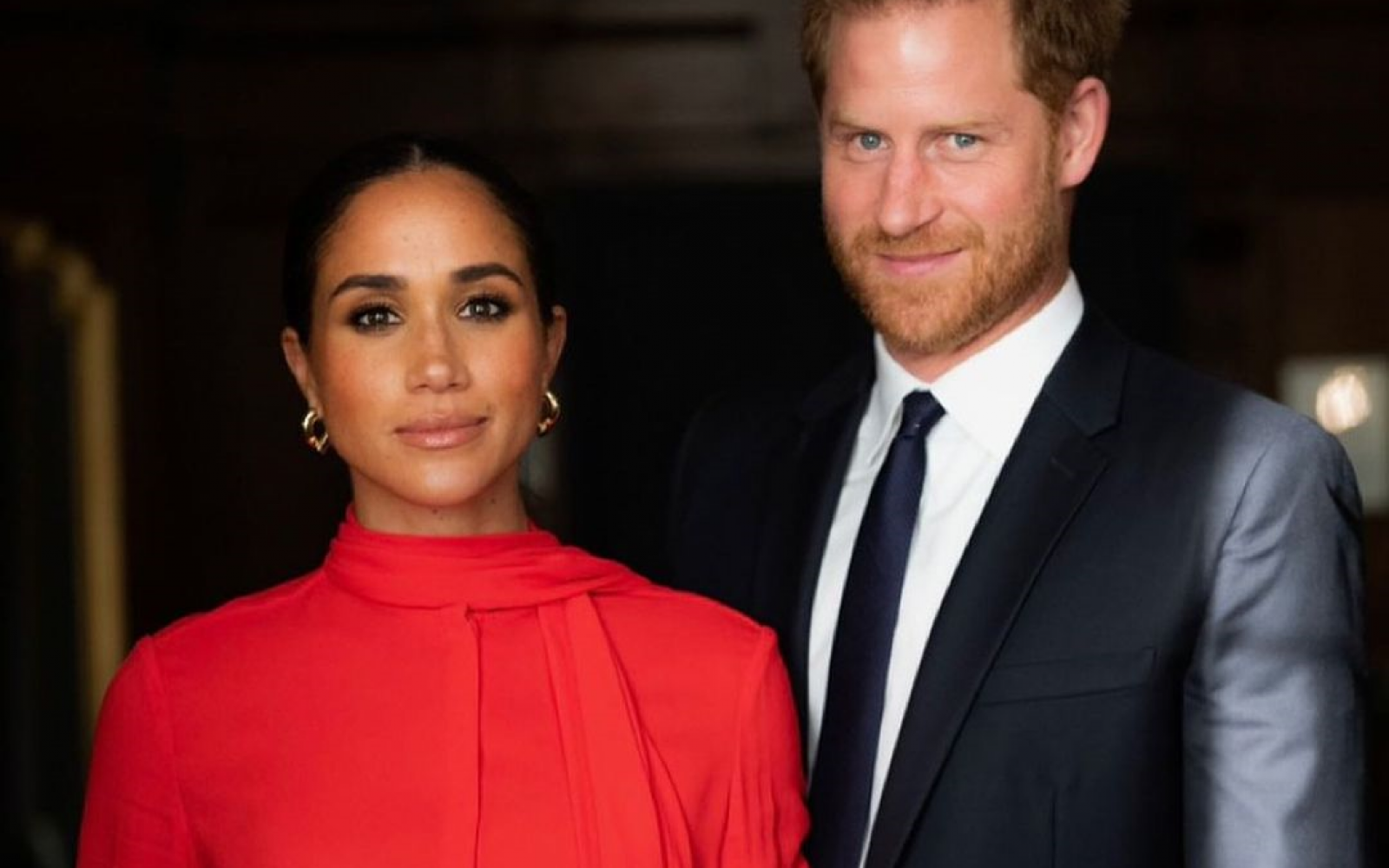 Sta Harry in Meghan s tem dejanjem kraljevi družini pokazala sredinec?