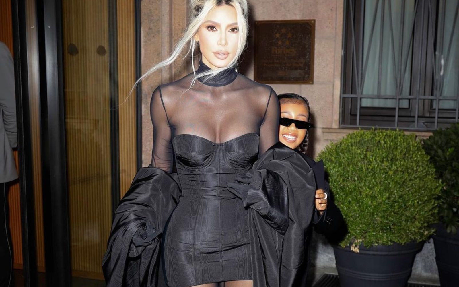 Svoji 9-letni hčerki je razkrila, v kateri obleki je bila spočeta