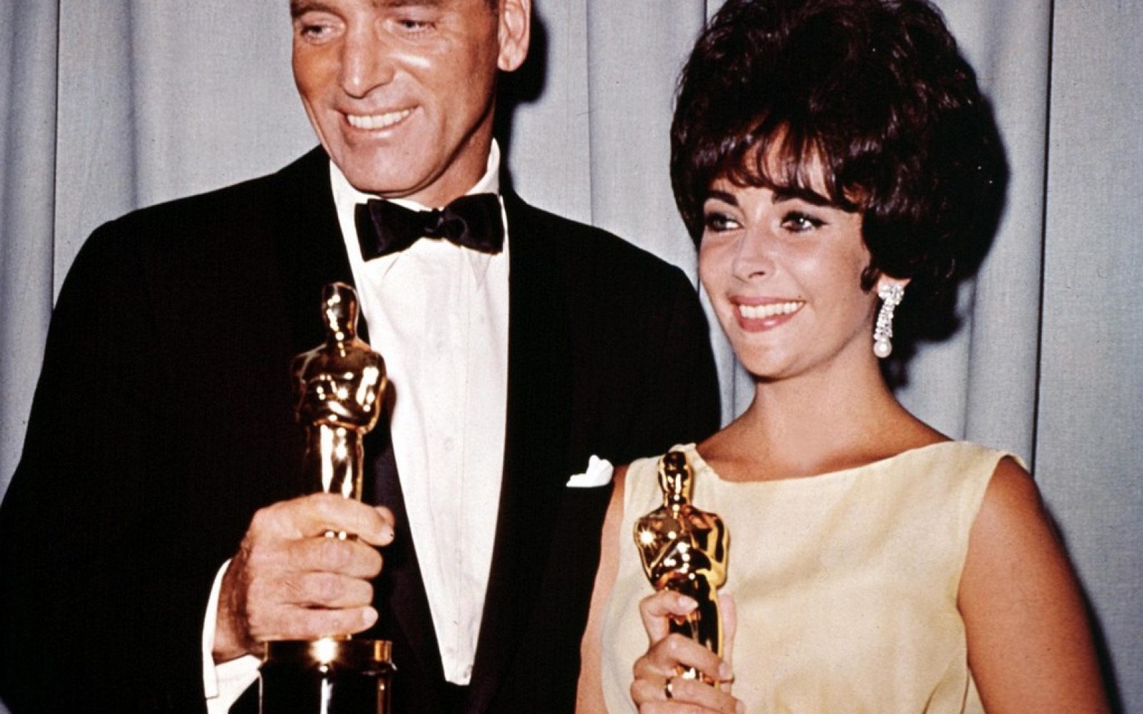 Po 60 letih v kovčku našli ikonično obleko Elizabeth Taylor