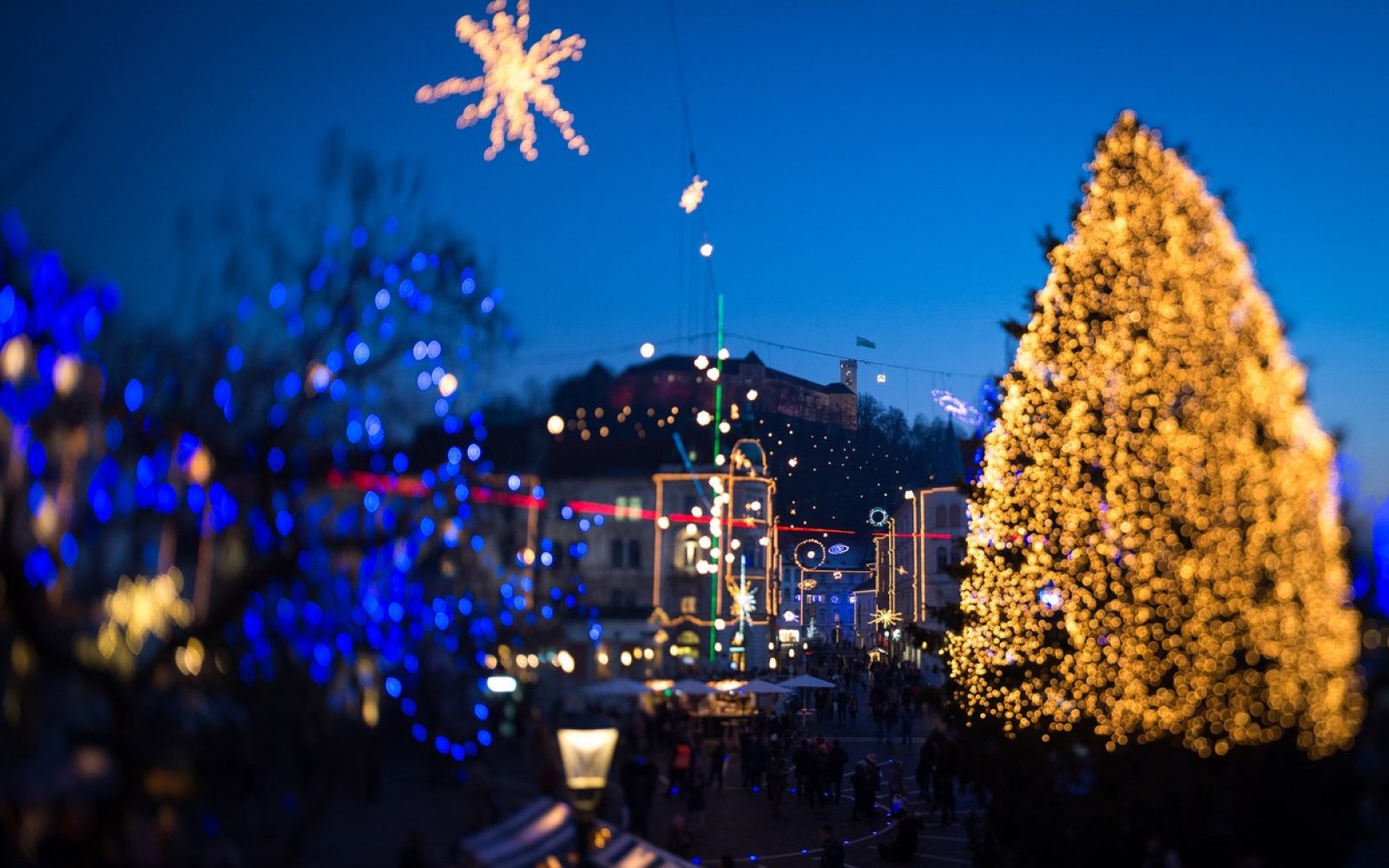 V petek se v Ljubljani uradno začne veseli december. Kaj nas čaka?