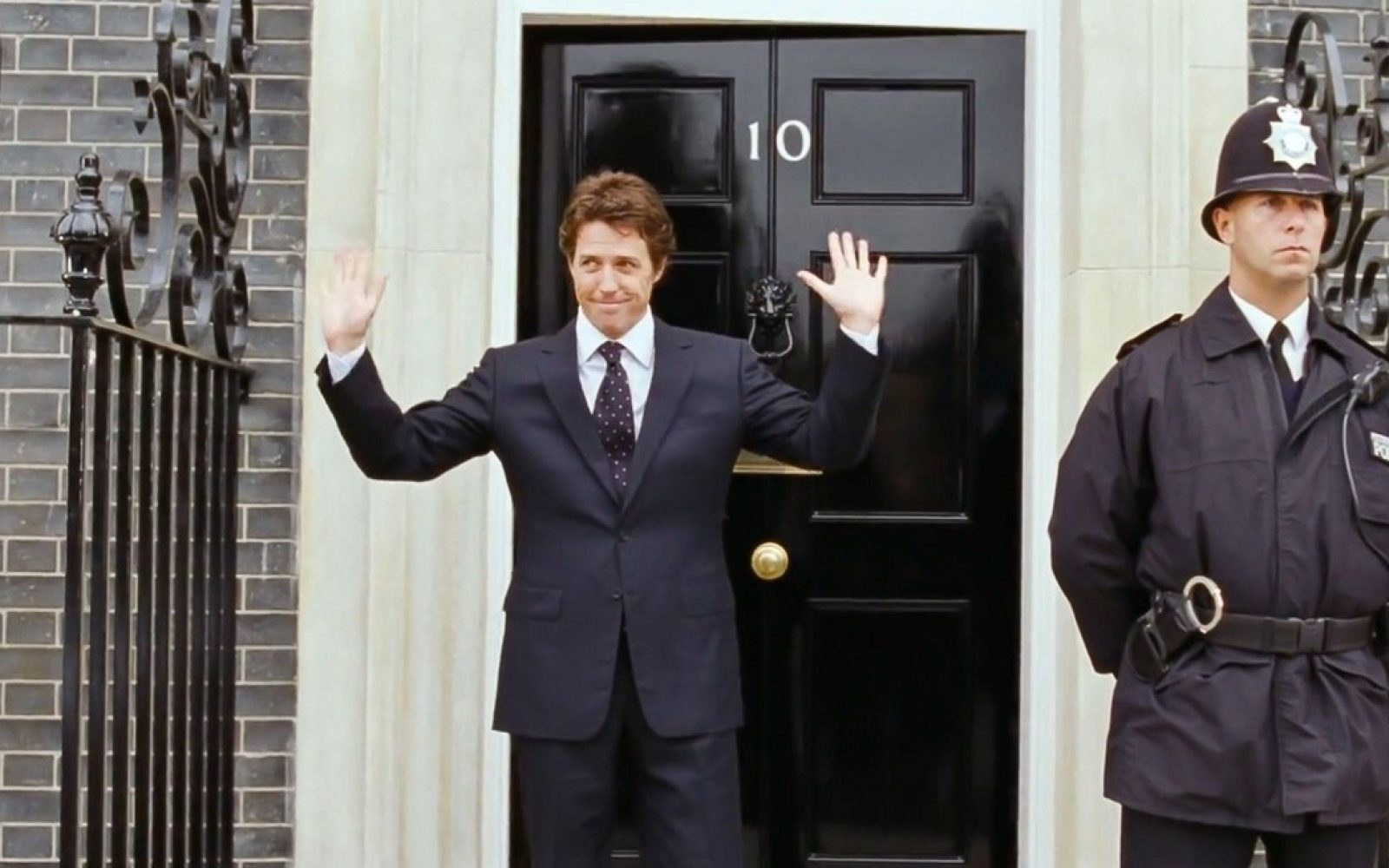 Hugh Grant ikonično sceno, ki jo obožujemo, označil za “mučno”