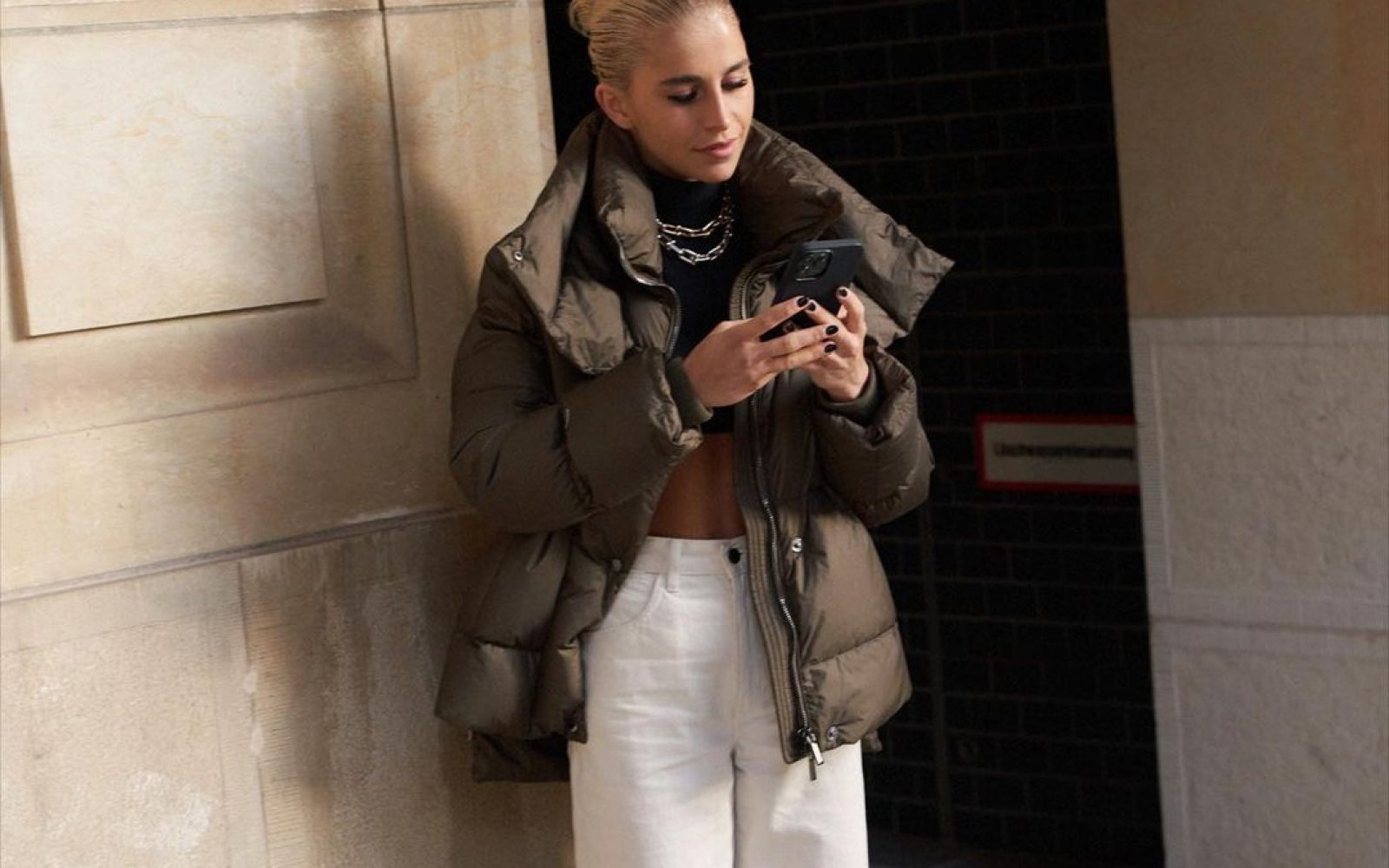 Kombinacija tedna: bele hlače tudi pozimi!