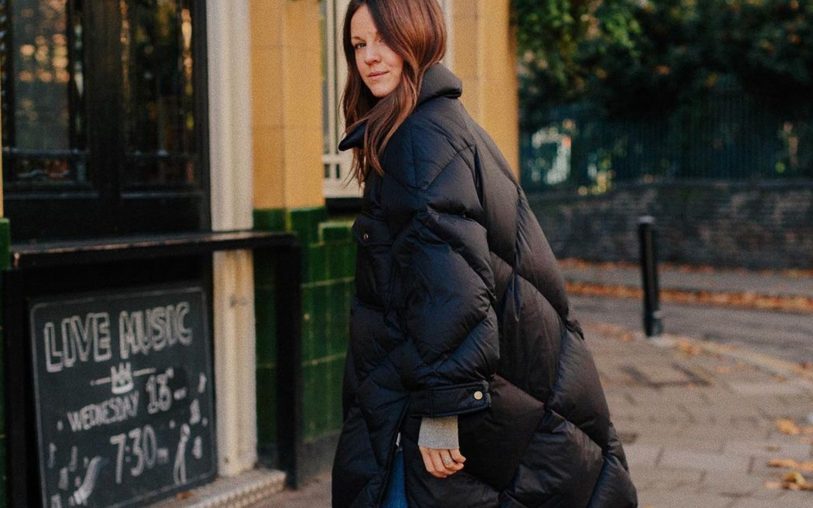 Dolge puhovke – modni kos, ki vas bo grel v mrzlih zimskih dneh