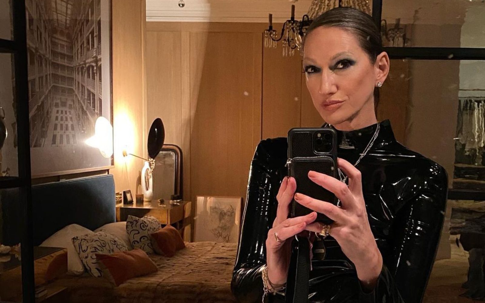 Slavna modna kreatorka obtičala v lateksu: “Moja najhujša nočna mora”