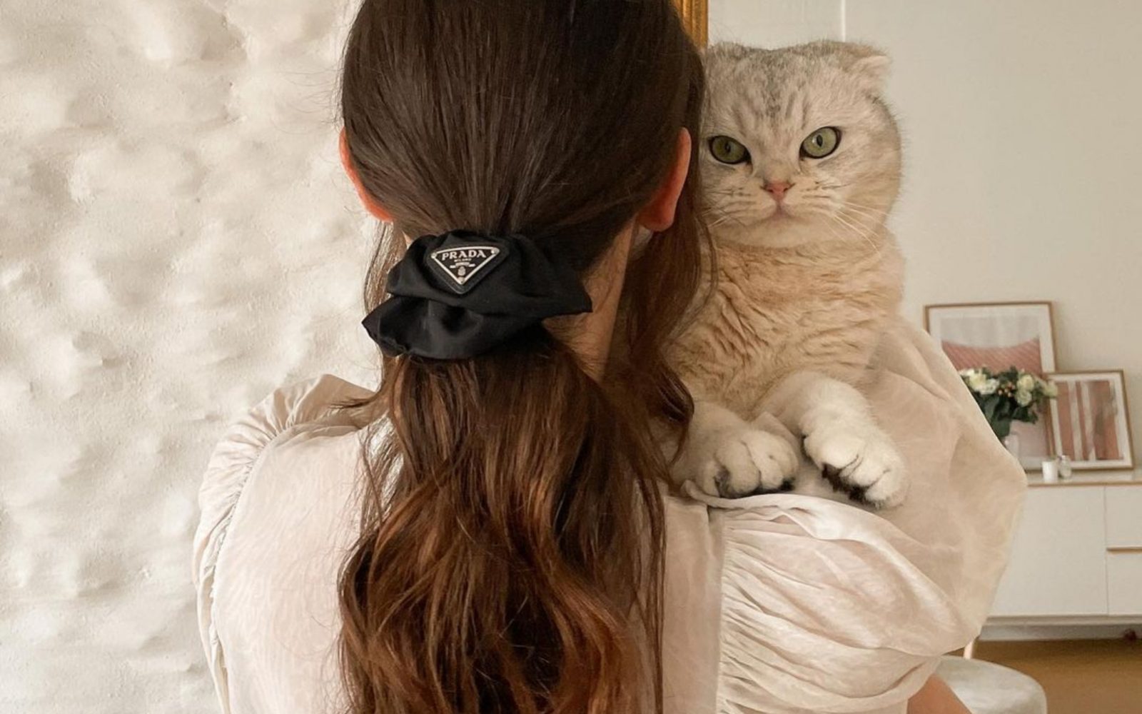 Prada prodaja elastiko za lase za skoraj 700 evrov!