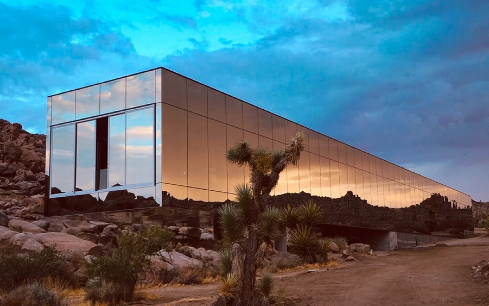 steklena hiša v puščavi