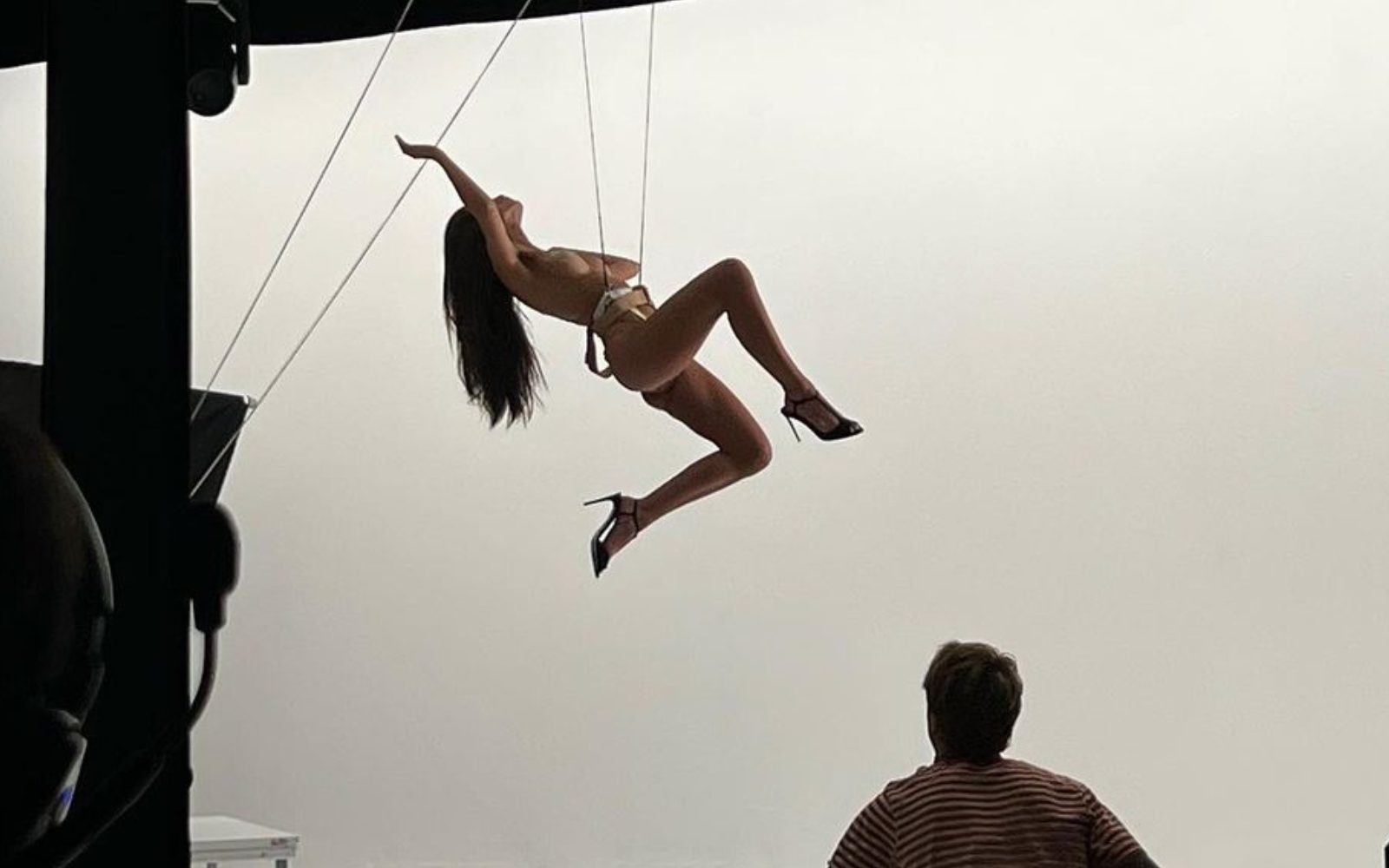 Emily Ratajkowski sama snema kaskaderske podvige – gola!