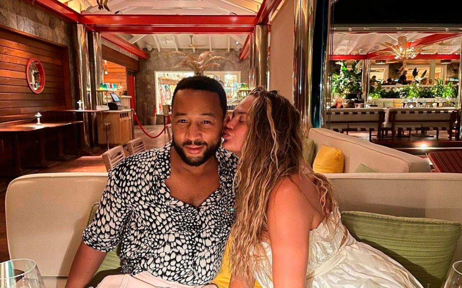 john legend in chrissy teigen ki se poljubljata