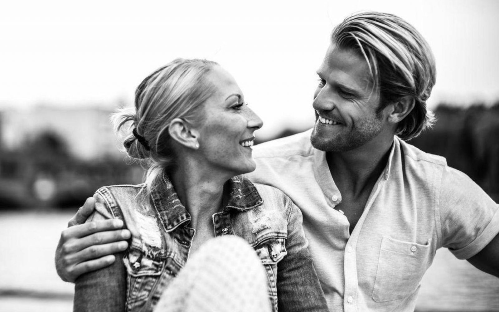 črnobel par, ki se gleda