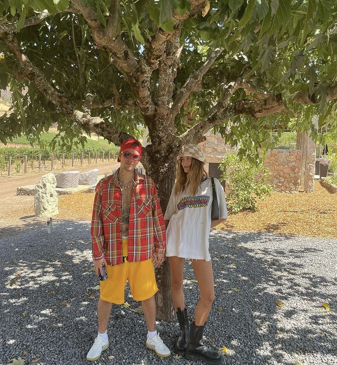 justin in hailey bieber pod drevesom