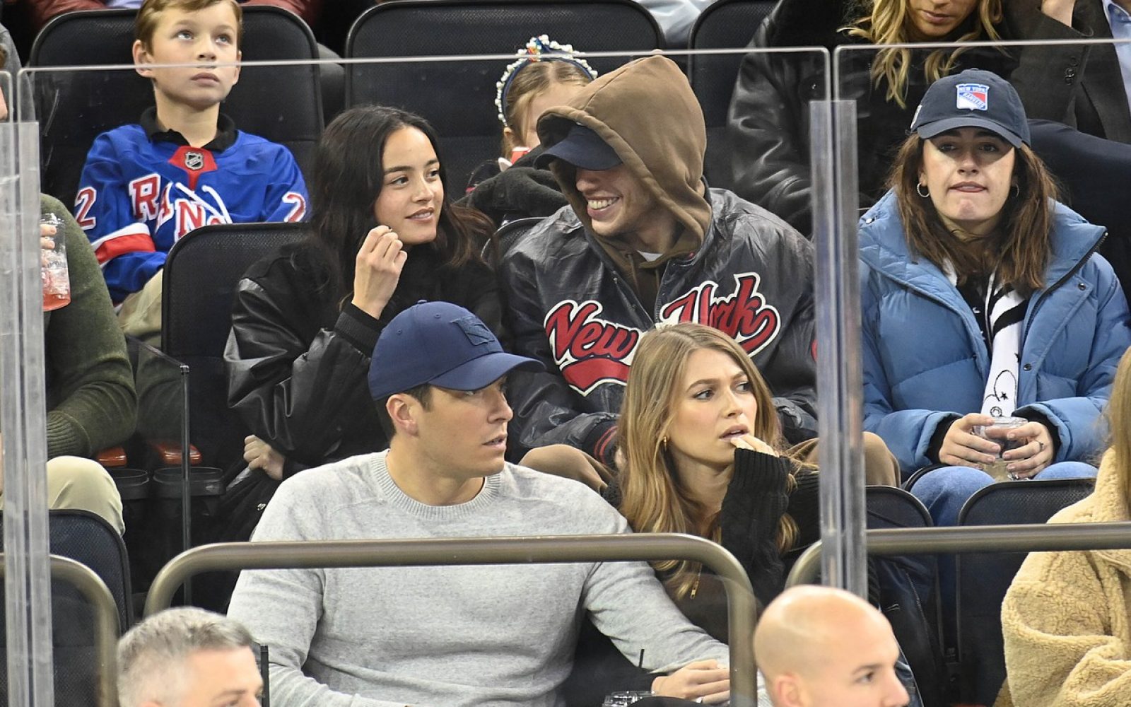 Neutrudni osvajalec Pete Davidson že v objemu z novo lepotico