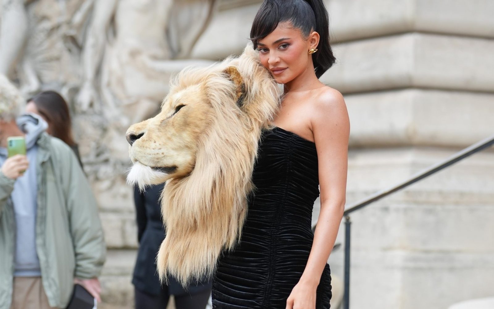 Kylie Jenner na rdeči preprogi z orjaško levjo glavo