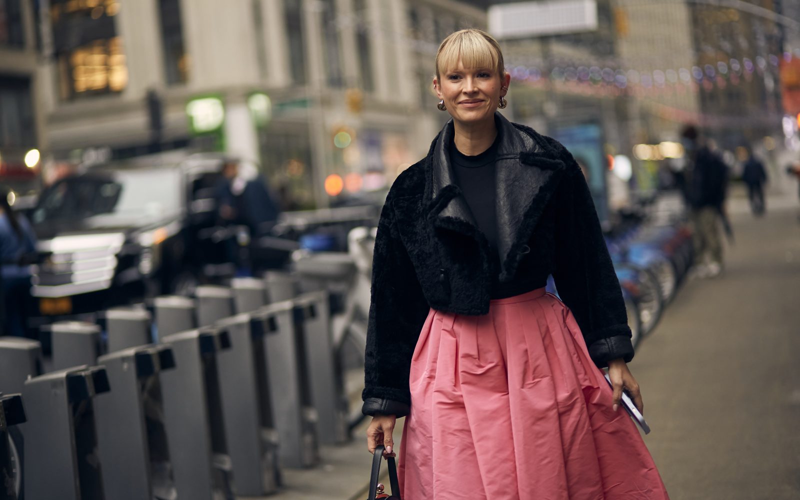 ženska v roza krilu