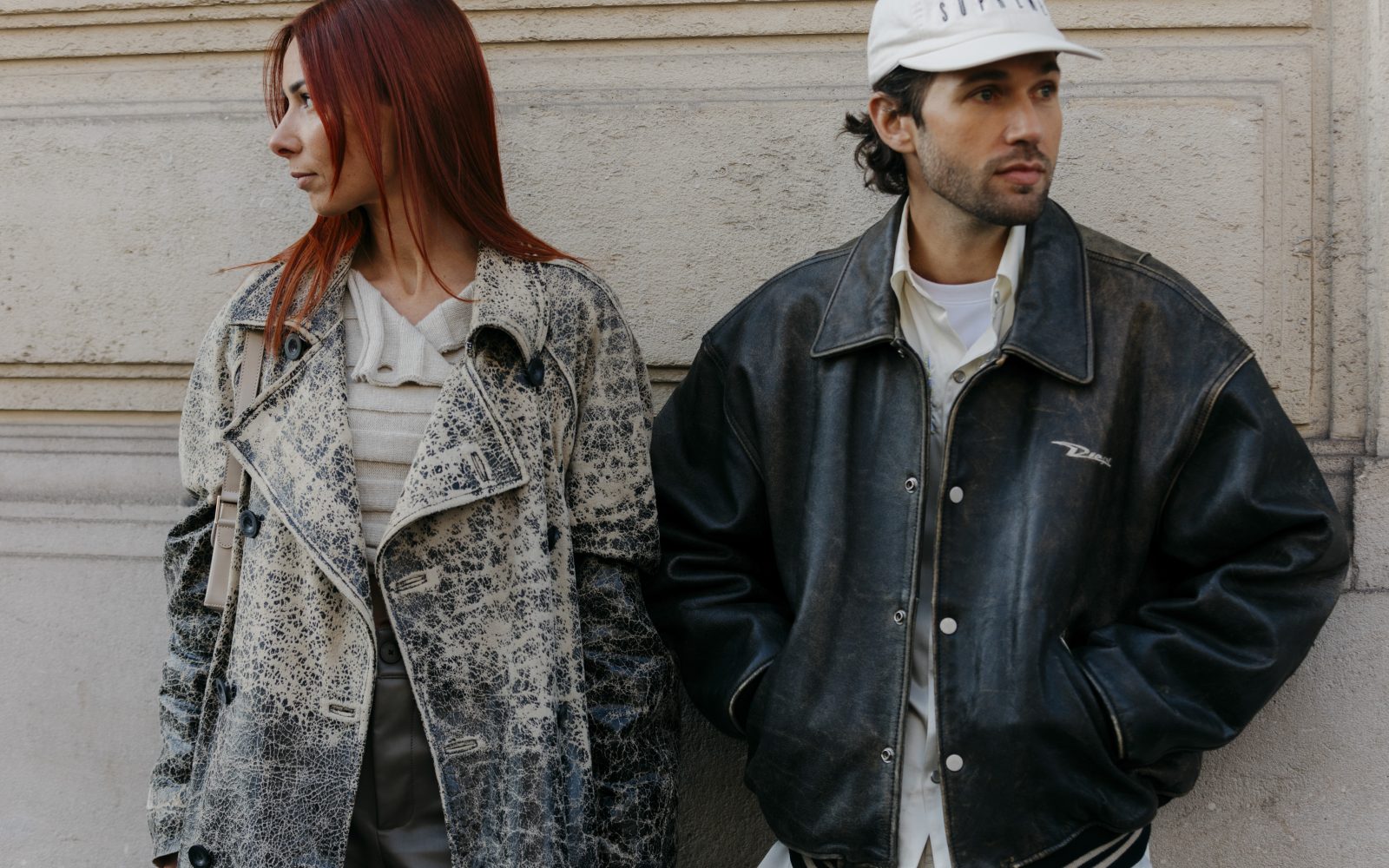 par, ki gleda vsak v svojo stran