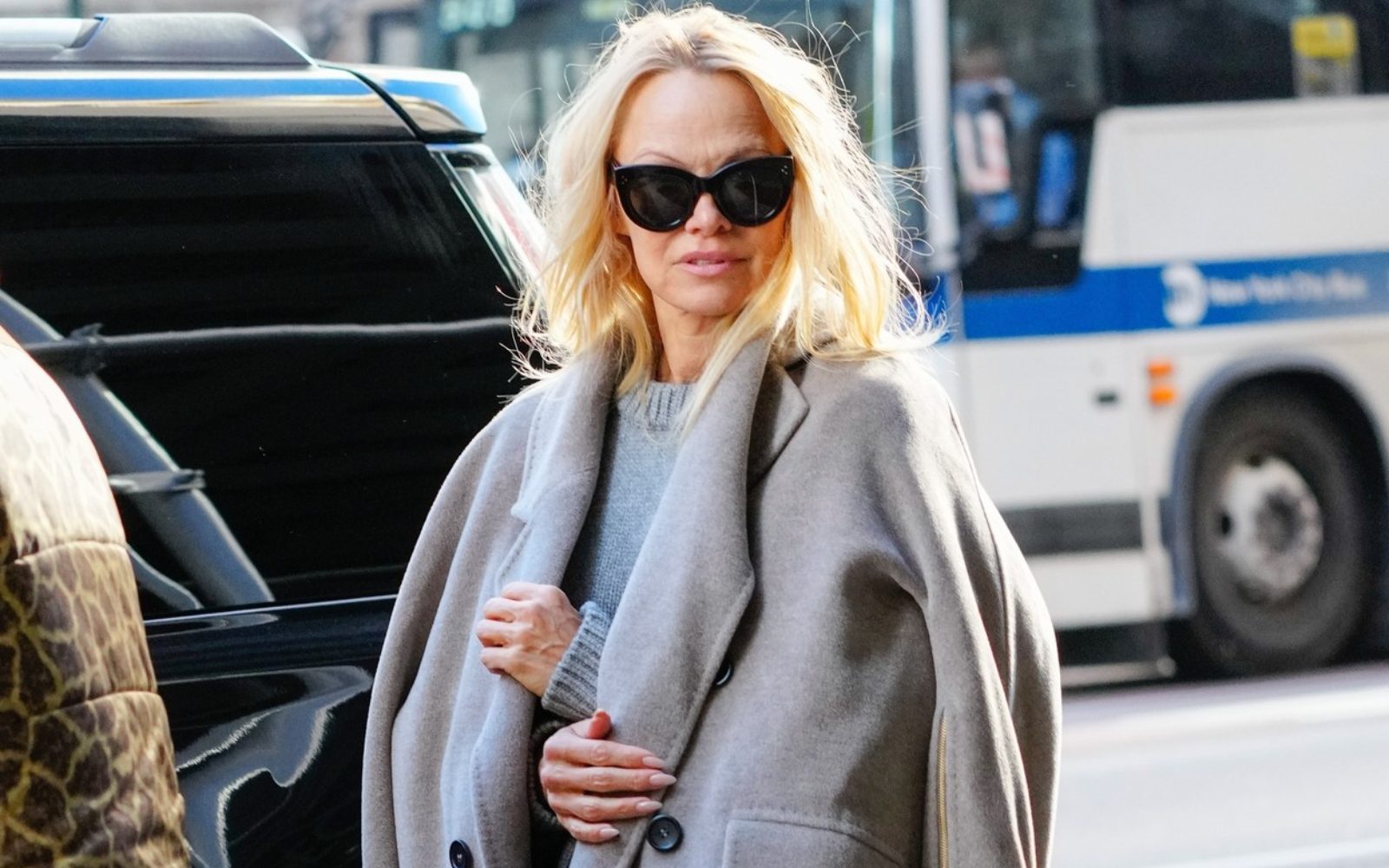Pamela Anderson tangice uporabi tudi kot … elastiko za lase