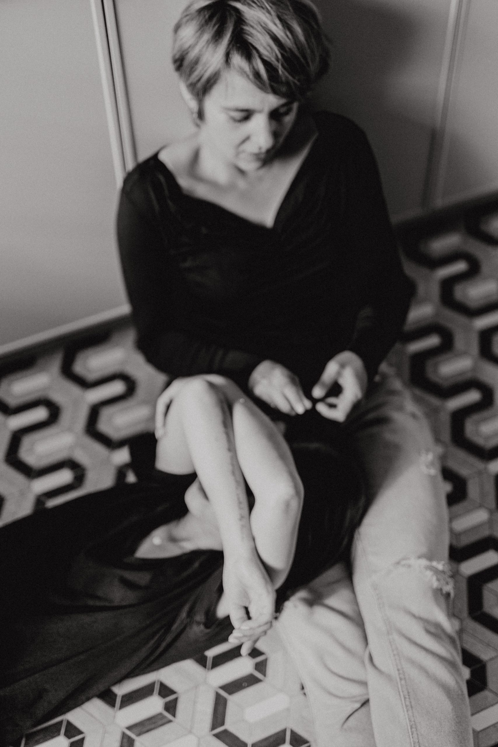 črnobela slika, prijateljic, ki se tolažita