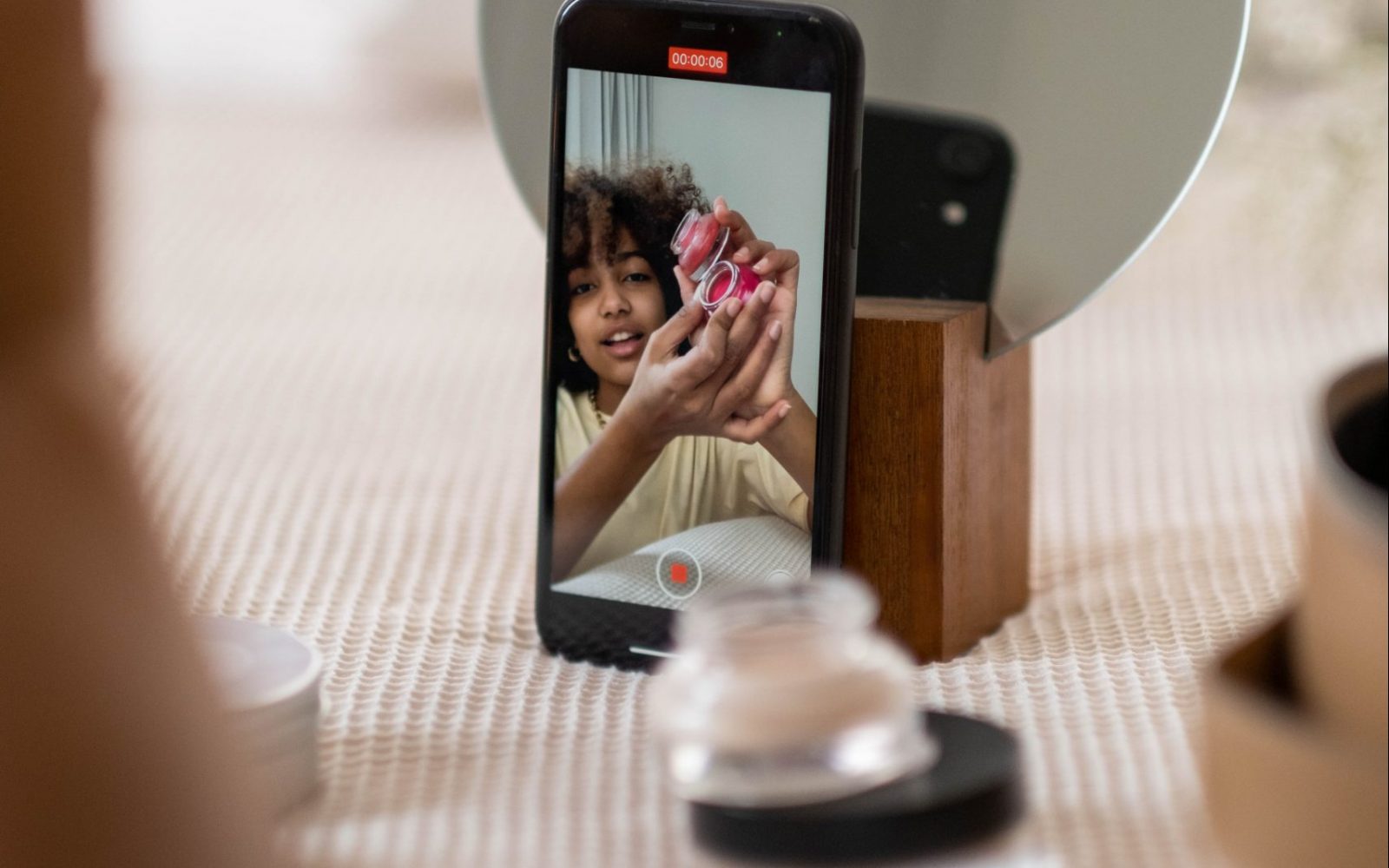 Širi se gibanje, ki je nastalo iz razočaranja nad vplivneži