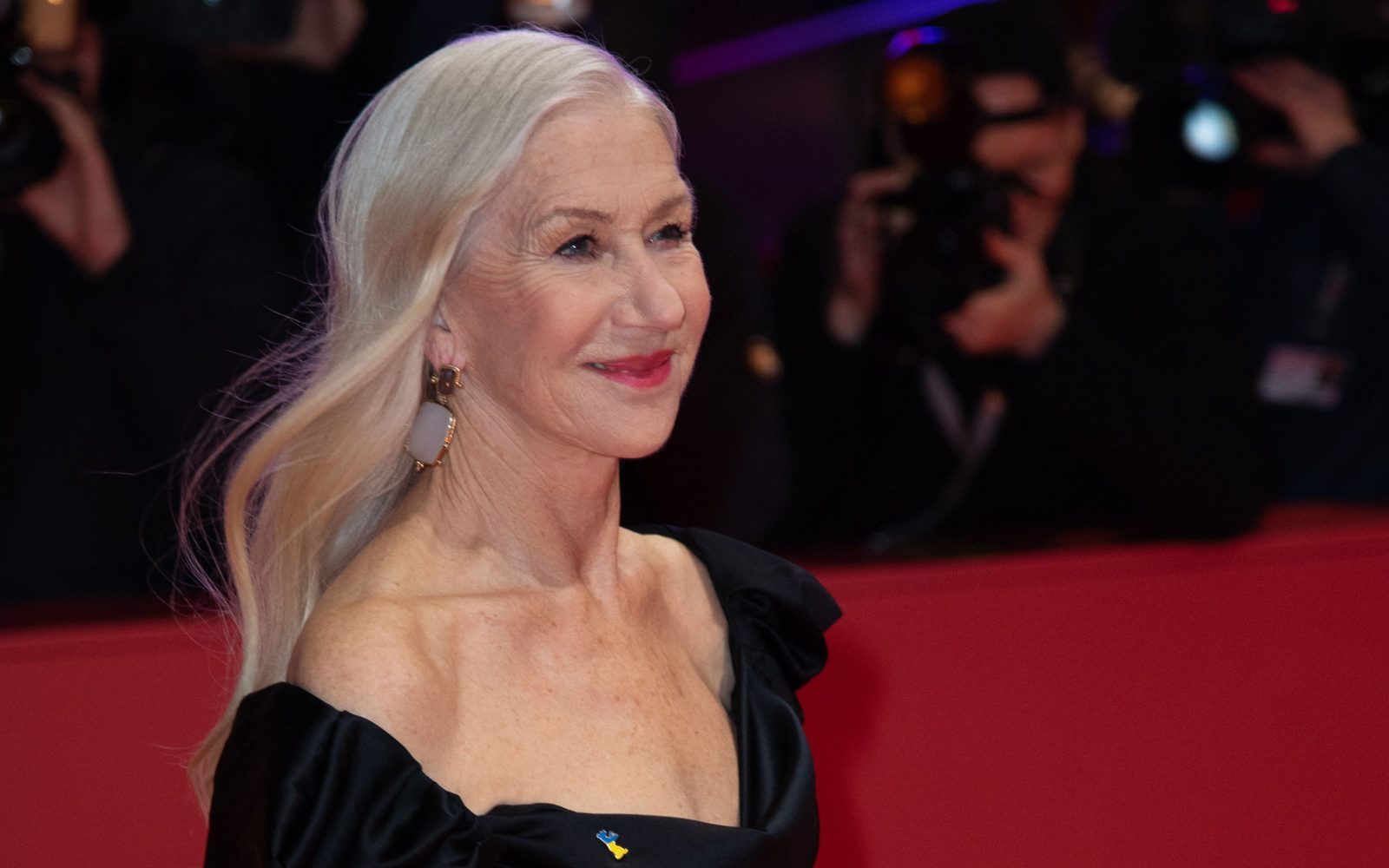 Z dolgimi srebrnimi lasmi prekosila vse na rdeči preprogi