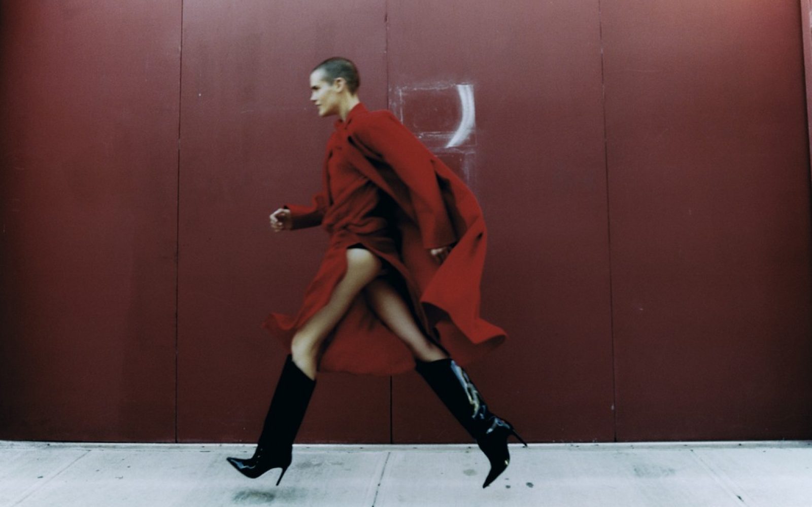 ženska v rdečem plašču