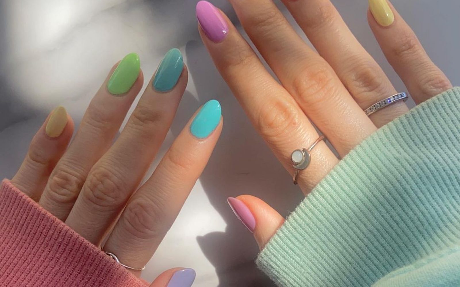 Trend letošnje pomladi: “Skittles” manikura