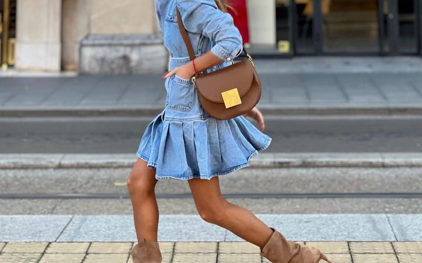 Obleke iz jeansa so odličen prehodni kos – tukaj je 10 najlepših!