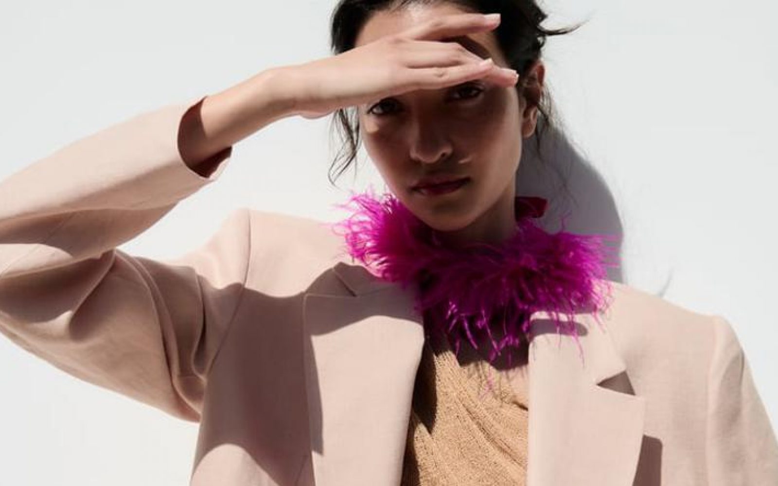 Pernat nakit iz Zare za občutek glamurja starega Hollywooda