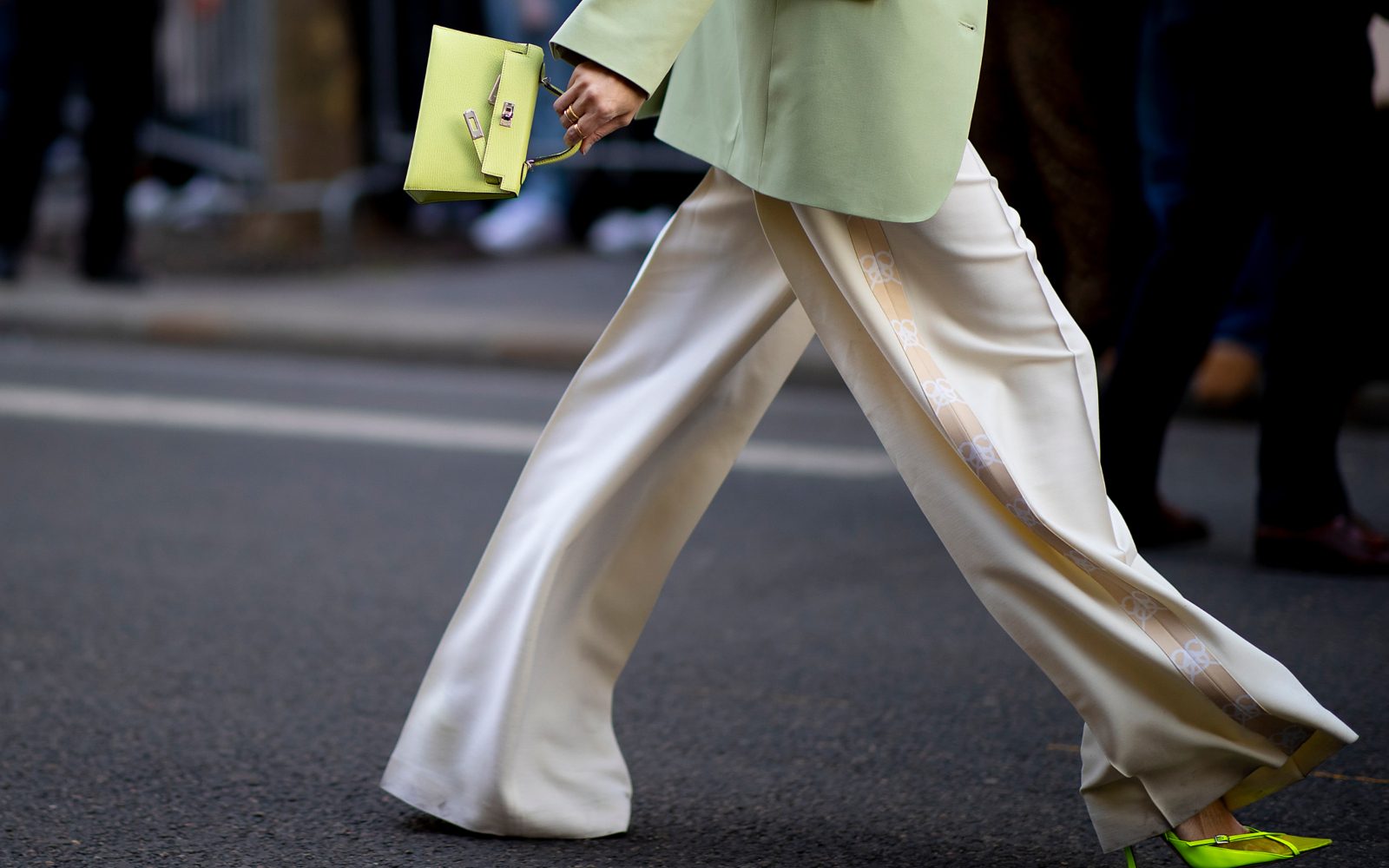 Lahke, svetle hlače so eden od osnovnih kosov trenda “old money”