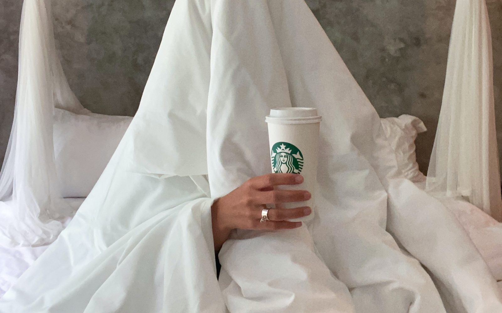 Olivno olje v Starbucksovih kavah: stranke opozarjajo na previdnost