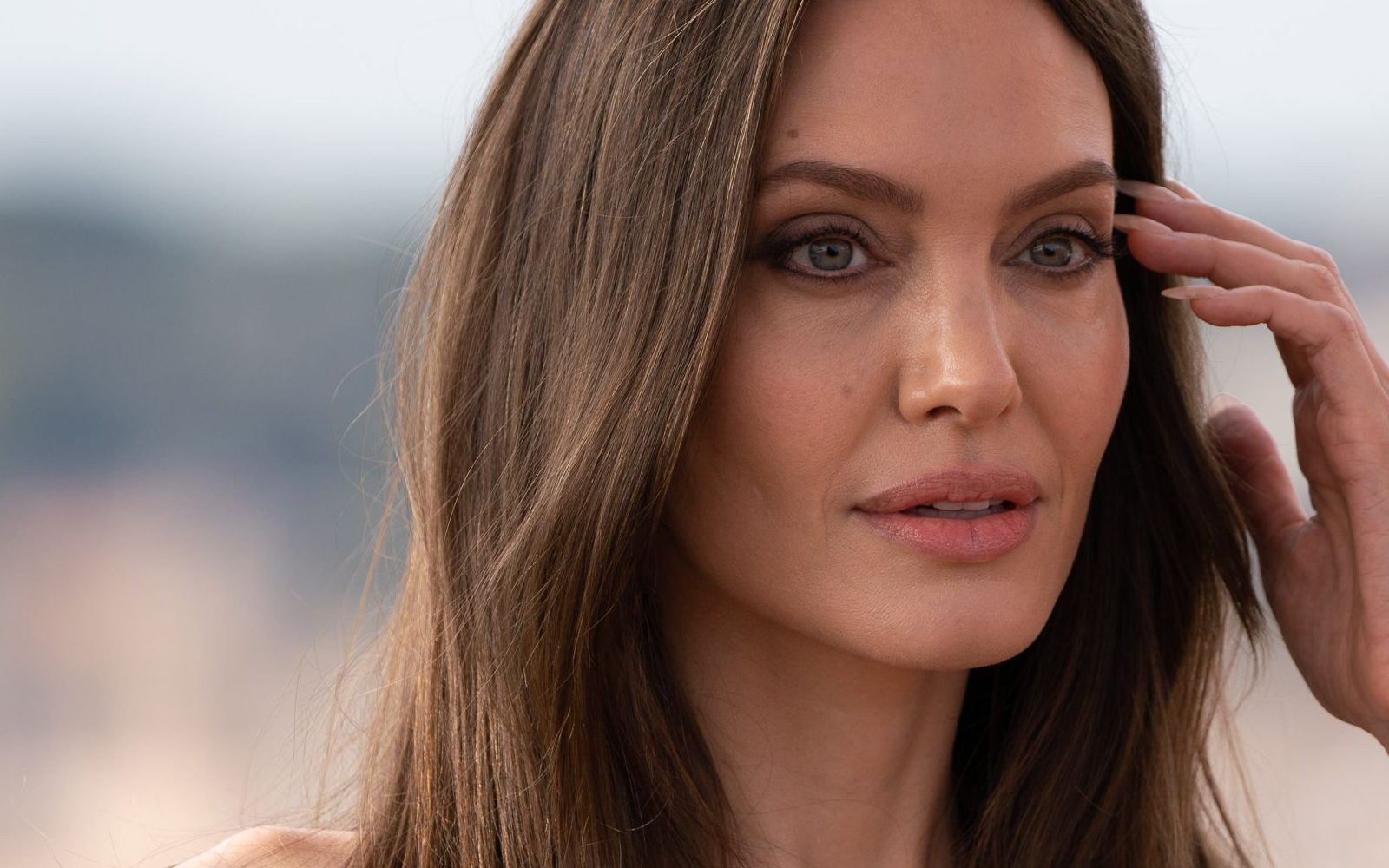 Angelina Jolie se z igralskih odrov podaja v modne vode