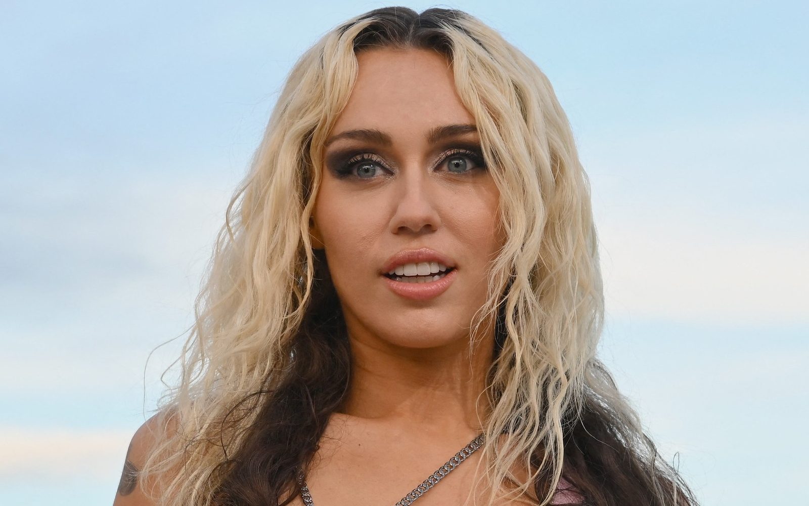 Miley Cyrus: “V sebi sem nosila občutek krivde in sramu”